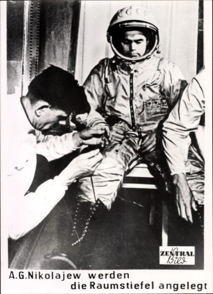 Foto Sowjetische Raumfahrt, Kosmonaut Nikolajew werden Raumstiefel angelegt