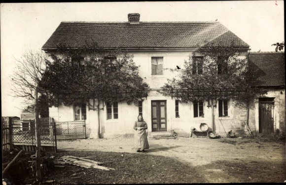 Foto Ak Alte Frau vor einem Wohnhaus
