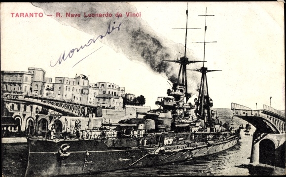 Ak Taranto Tarent Puglia, Regia Nave Leonardo da Vinci, Drehbrücke