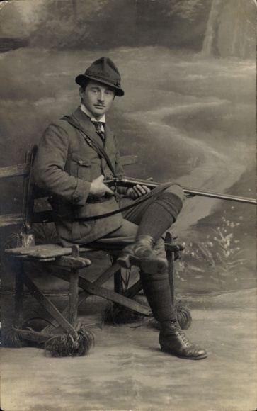 Photo Postcard Oelsnitz in Vogtland, hunter posing, portrait