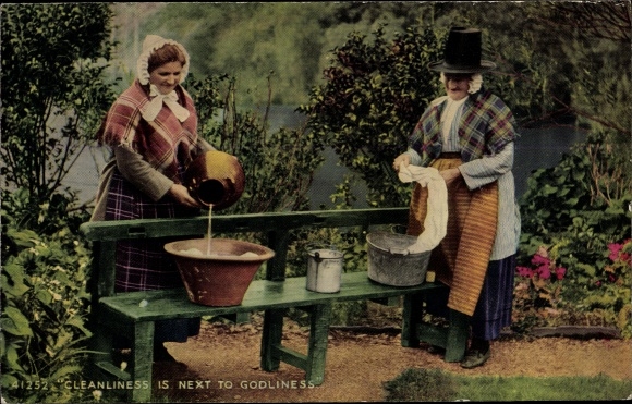 Postcard Cleanliness is next to Godliness, Waliserinnen in Trachten