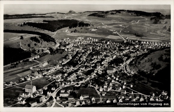 Ak Onstmettingen Albstadt in Württemberg, Luftaufnahme des Dorfes  Landwirtschaft, Hügel