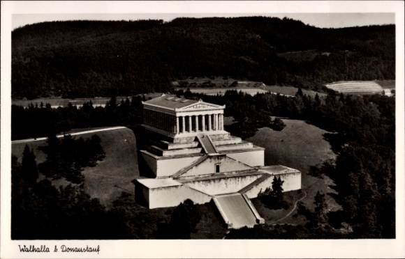 Ak Donaustauf in der Oberpfalz, Walhalla, monumentales Bauwerk, umgeben von Natur
