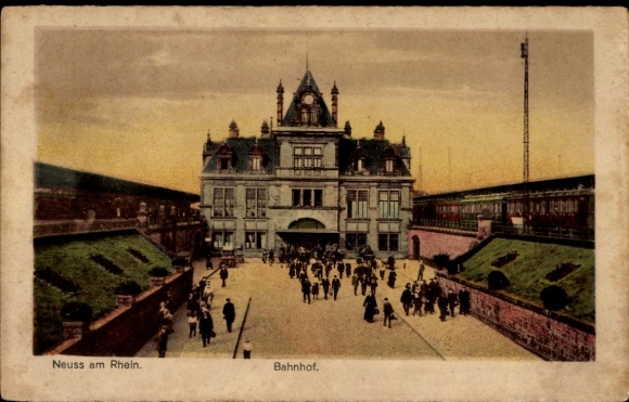 Ak Neuss am Rhein, Bahnhof,  Architektur, viele Menschen, Zugverkehr