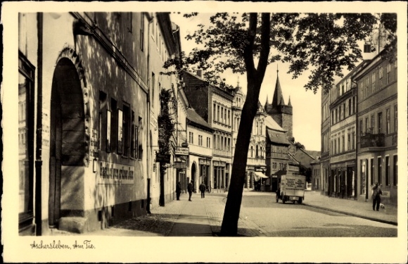 Ak Aschersleben im Salzlandkreis, Historische Stadtansicht, Geschäfte, Bäume, Straße