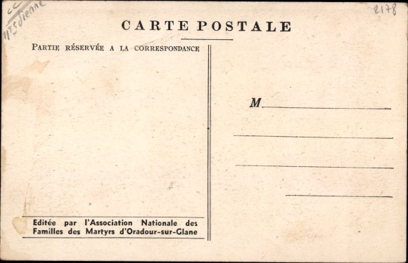 Ak Oradour sur Glane Haute Vienne, Au Cimetiere, la grande Fosse, vrouwen bij het graf, begraafplaats