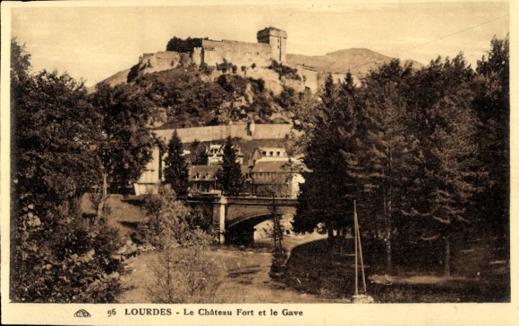 Ak Lourdes Hautes Pyrénées,  Château Fort, Gave, Landschaft, Bäume