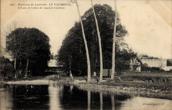 Postcard Le Vaudreuil Eure, landscape with river and trees, former château in the background