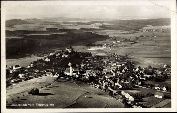 Ak Grünenbach in Allgäu Schwaben, luchtfoto van landelijk landschap, huizen en velden