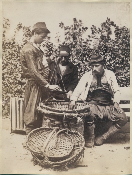 Zdjęcie Imperium Osmańskie, ok. 1880 r., osmańscy sprzedawcy z wagą, fotograf G. Berggren