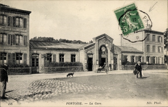 PC Pontoise Val d'Oise, train station, track side
