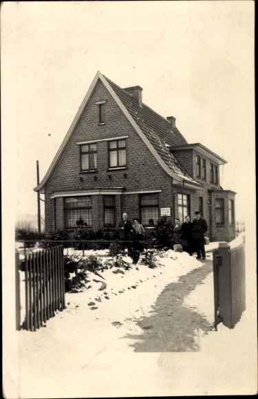 Photo Postcard Rahe Aurich in Ostfriesland, residential building Rote Reihe 19, winter view