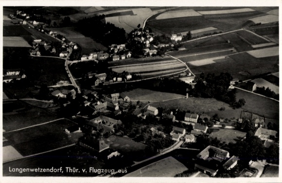Ak Langenwetzendorf in Thüringen, Luftaufnahme von  ländliche Umgebung, Gebäude, Felder