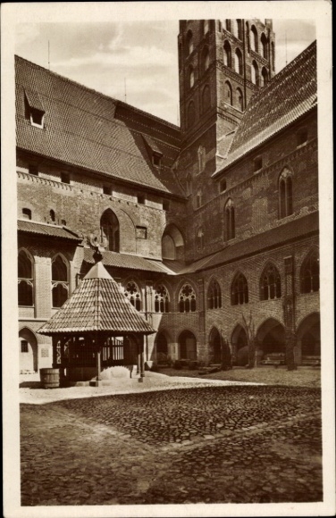 Ak Marienburg Malbork Westpreußen, Innenhof der Marienburg, Brunnenhäuschen, Altbau, gotische Arc