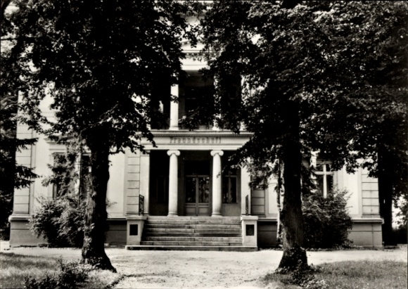 Postcard Milow in Havelland, youth clubhouse Freundschaft, building, trees, stairs