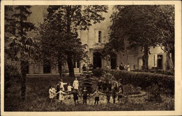 Postcard Lagrasse Aude, Orphelinat des Medailles Militaires, Une heure de recreation