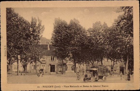 CPA Vaux-sur-Poligny Jura, Place Nationale and Statue du Général Travot