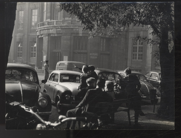 Fotografie Autos, Verkehss-SchuPo und Passanten vor dem Deutschen Museum in München, um 1950