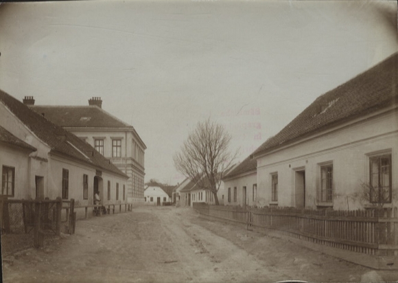 Original photo of Schrattenberg in Lower Austria, street with school and residential buildings, around 1900