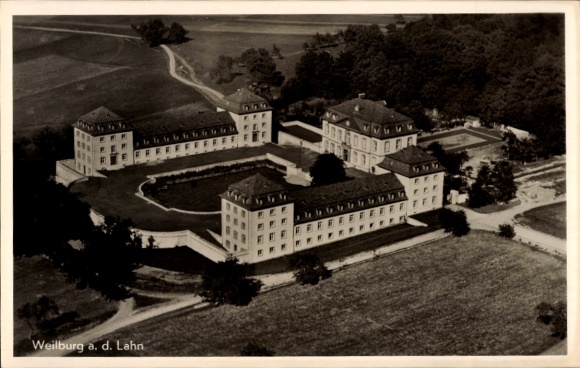 Ak Weilburg an der Lahn Hessen, Luftaufnahme eines Gebäudekomplexes, ländliche Umgebung