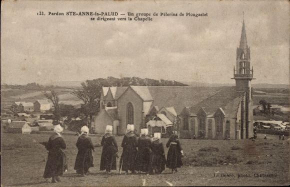Postcard Plougastel Daoulas Finistère, group of pilgrims, church, rural surroundings
