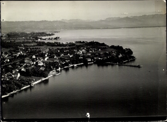 Ak Liggeringen Radolfzell am Bodensee, uitzicht op het Bodenmeer en de Alpen, rechts een of...