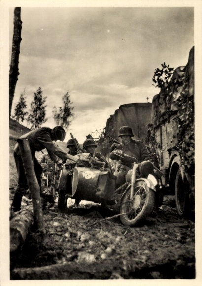 Postcard Waffen-SS, motorcycle riflemen, motorcycle, sidecar with Totenkopf marking
