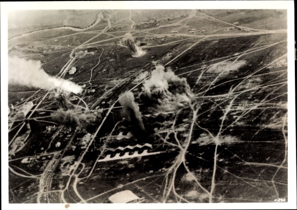 Photo Hoffmann, H., Soviet airfield under attack by German Luftwaffe, Oct. 1941