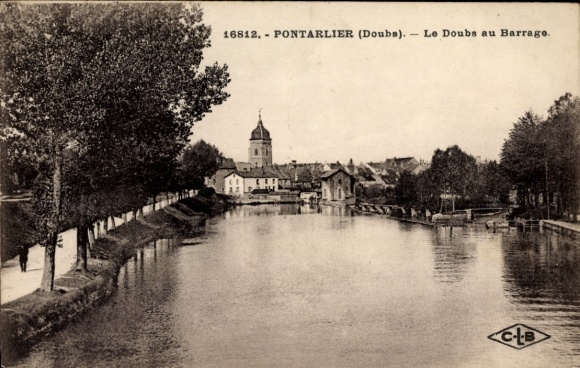Ak Pontarlier Doubs, Fluss Doubs,  Barrage, Bäume, Gebäude, Kirche