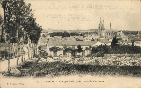 Ak Dourdan Essonne, Landschaftsansicht, Kirche im Hintergrund, ländliche Häuser, Straßenansicht
