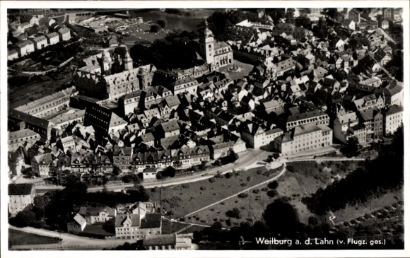 Ak Weilburg an der Lahn Hessen, Luftaufnahme von Weilburg,  Architektur, Schwarz-Weiß-Foto
