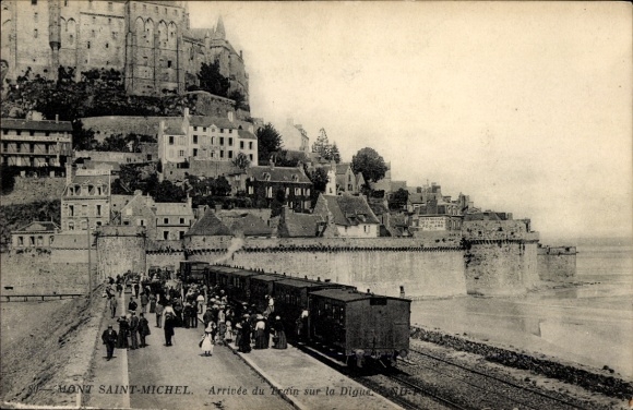Ak Le Mont Saint Michel Manche, Ankunft des Zuges an der Digue, Kloster auf dem Hügel, viele Mens