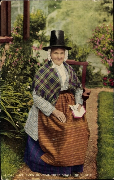 Postcard Wales, At evening time there shall be light, Waliserin in Volkstracht