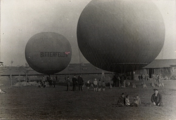 Photo Postcard Bitterfeld in Saxony-Anhalt, airfield, balloons taking off, balloon Bitterfeld