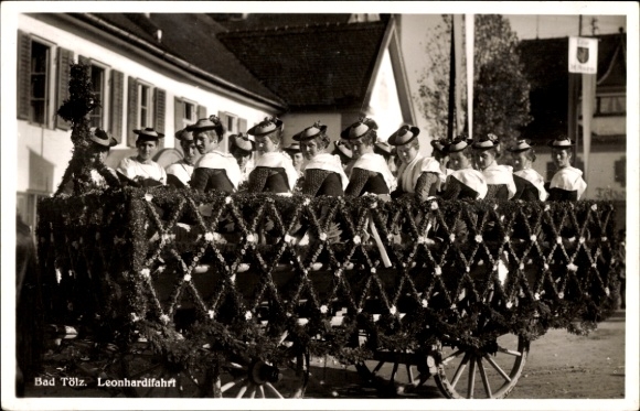 Postcard Bad Tölz in Upper Bavaria, Leonhardifahrt, women in traditional costume