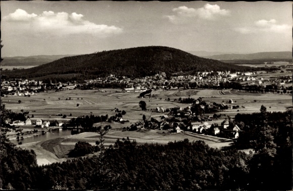 Ak Neustadt bei Coburg Oberfranken, Landschaft mit Hügel, Stadtansicht, Felder, Fluss
