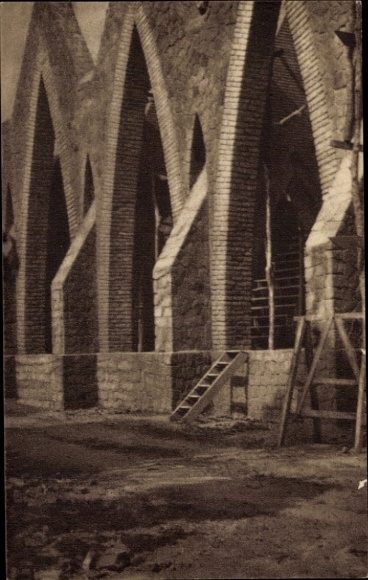 Ak Brazzaville Französisch Kongo, Steinmassive Struktur, spitzbogen Fenster, Baustelle,  Architek