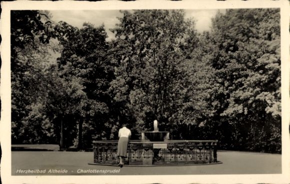Ak Altheide Ribnitz Damgarten Mecklenburg Vorpommern, fontein, bomen, persoon, belettering 'Herzei