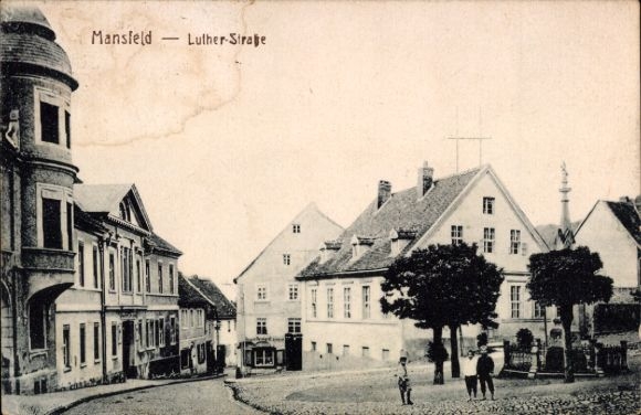 Ak Mansfeld im Harzvorland, Stadtansicht, Lutherstraße, Gebäude, Bäume, Personen auf der Straße