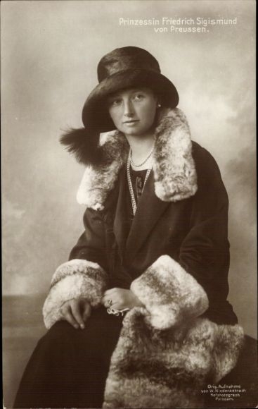 Postcard Prince Friedrich Sigismund of Prussia, Charlotte Agnes, coat, fur