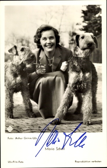 Postcard actress Maria Schell, portrait with two terriers, As long as you are there, Ufa Film, autograph