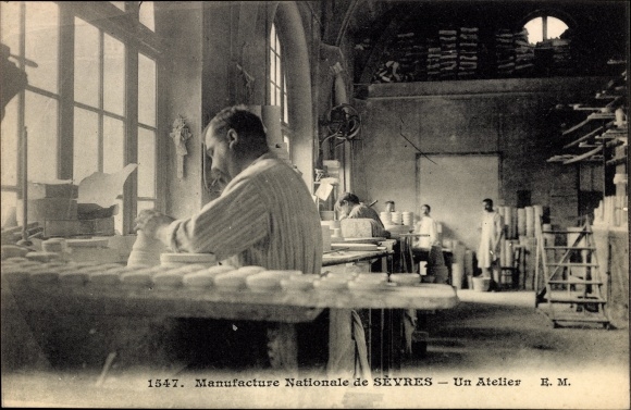 Postcard Sèvres Ville d&#39;Avray Hauts de Seine, Porcelain Factory, A Workshop
