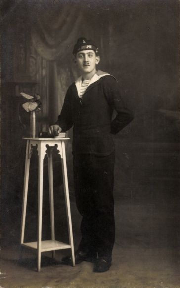 Foto Ak Französischer Seemann in Uniform, Mützenband La Suippe, Standportrait