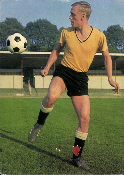 Postcard soccer player Siegfried Held with soccer ball, Borussia Dortmund, Aral collection picture