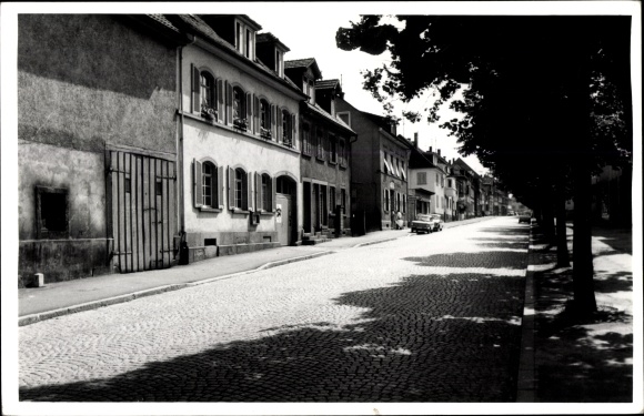 Foto Ak Eutingen, zicht op een hoofdstraat met een geparkeerde auto