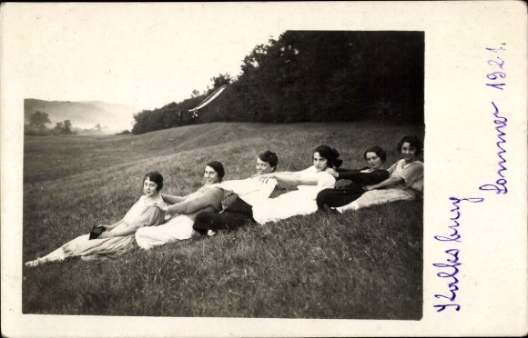 Photo Postcard Wien 23 Liesing Kalksburg, women lying in the grass, summer 1921