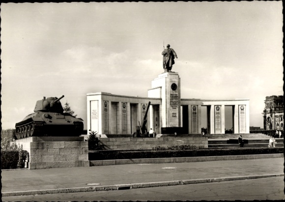 Postcard Berlin Tiergarten, Russian Memorial in the Tiergarten, statue, tank