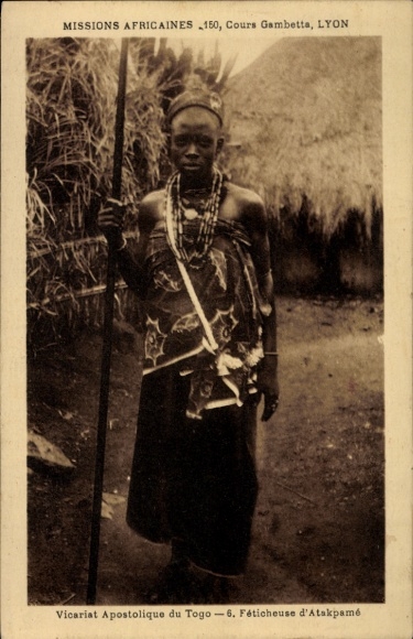 Ak Togo, Feticheuse d'Atakpame, Frau in traditioneller Kleidung