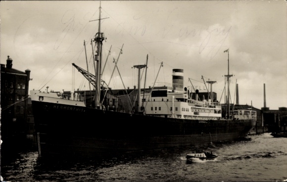 Postcard Motor ship MS Hermonthis of the Hamburg Amerika Linie, HAPAG, port