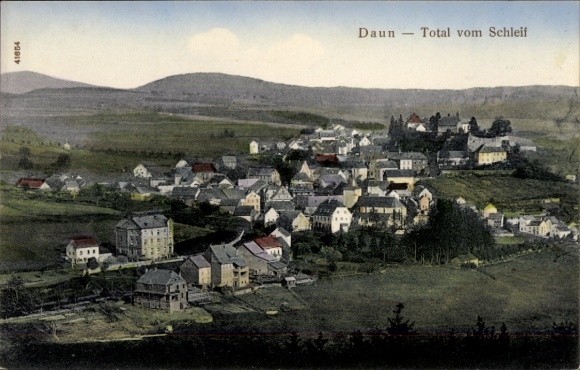 Ak Daun in der Eifel, Blick auf  Häuser, Landschaft, Berge im Hintergrund